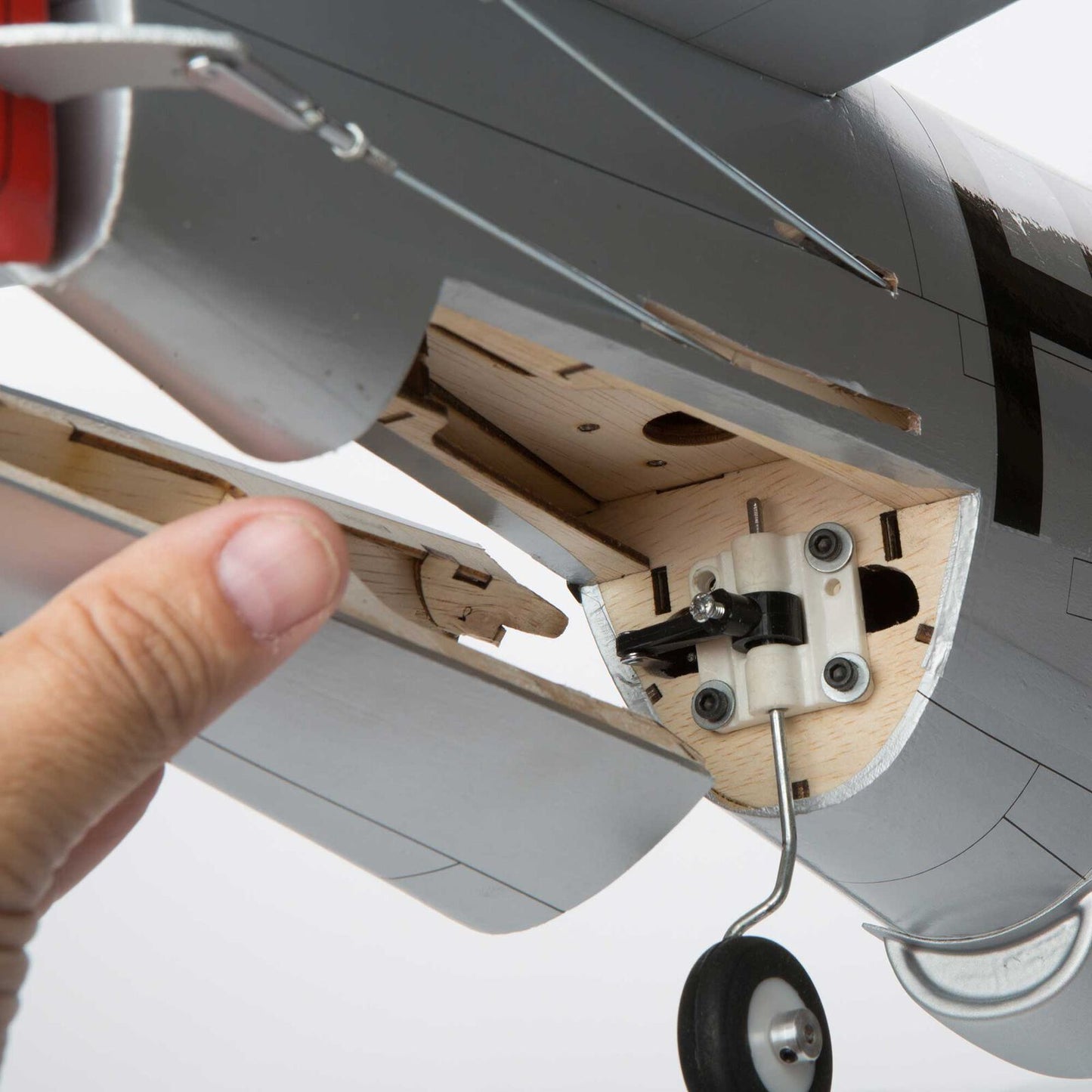 Hangar 9 P-47D Thunderbolt 20cc ARF 1.7m