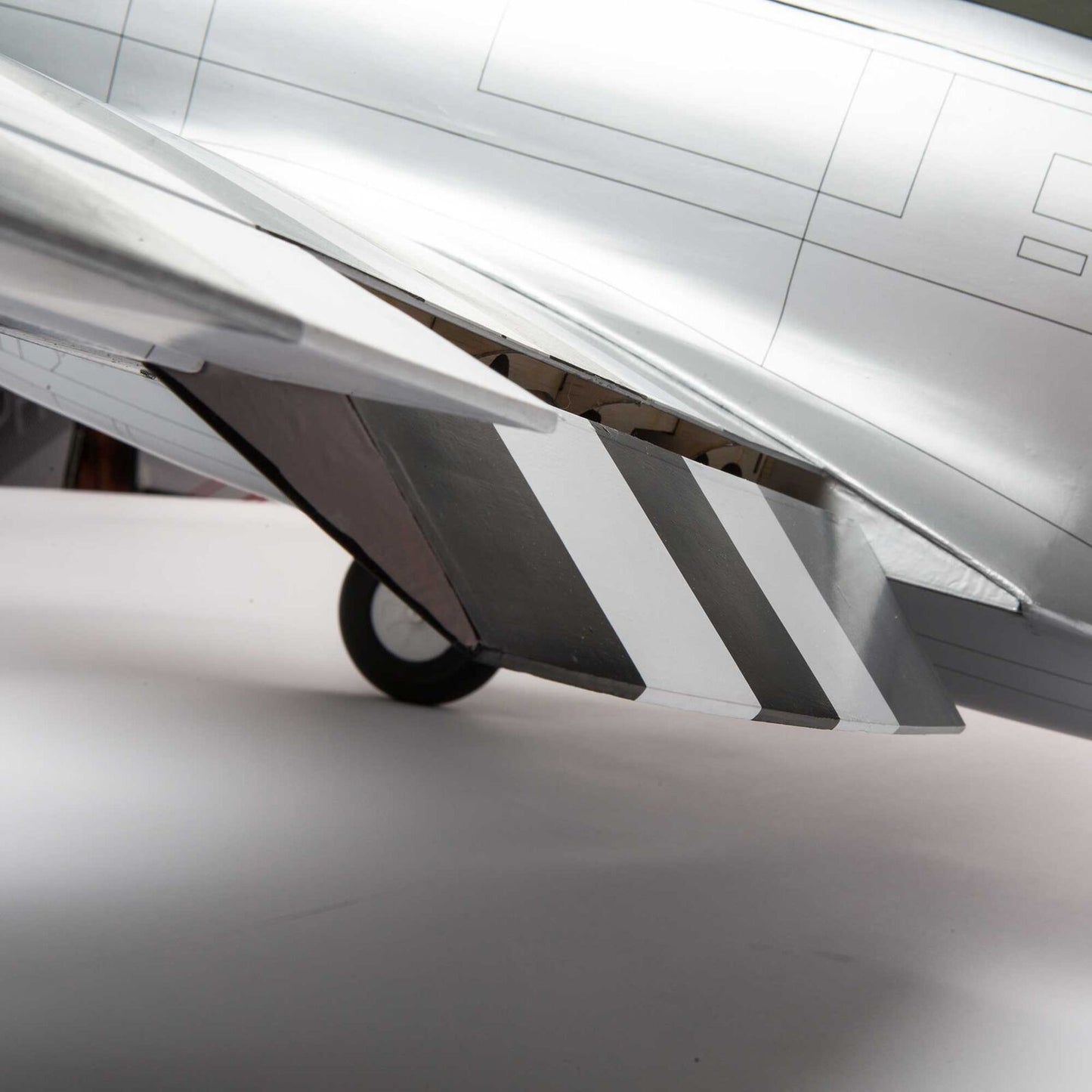 Hangar 9 P-47D Thunderbolt 20cc ARF 1.7m