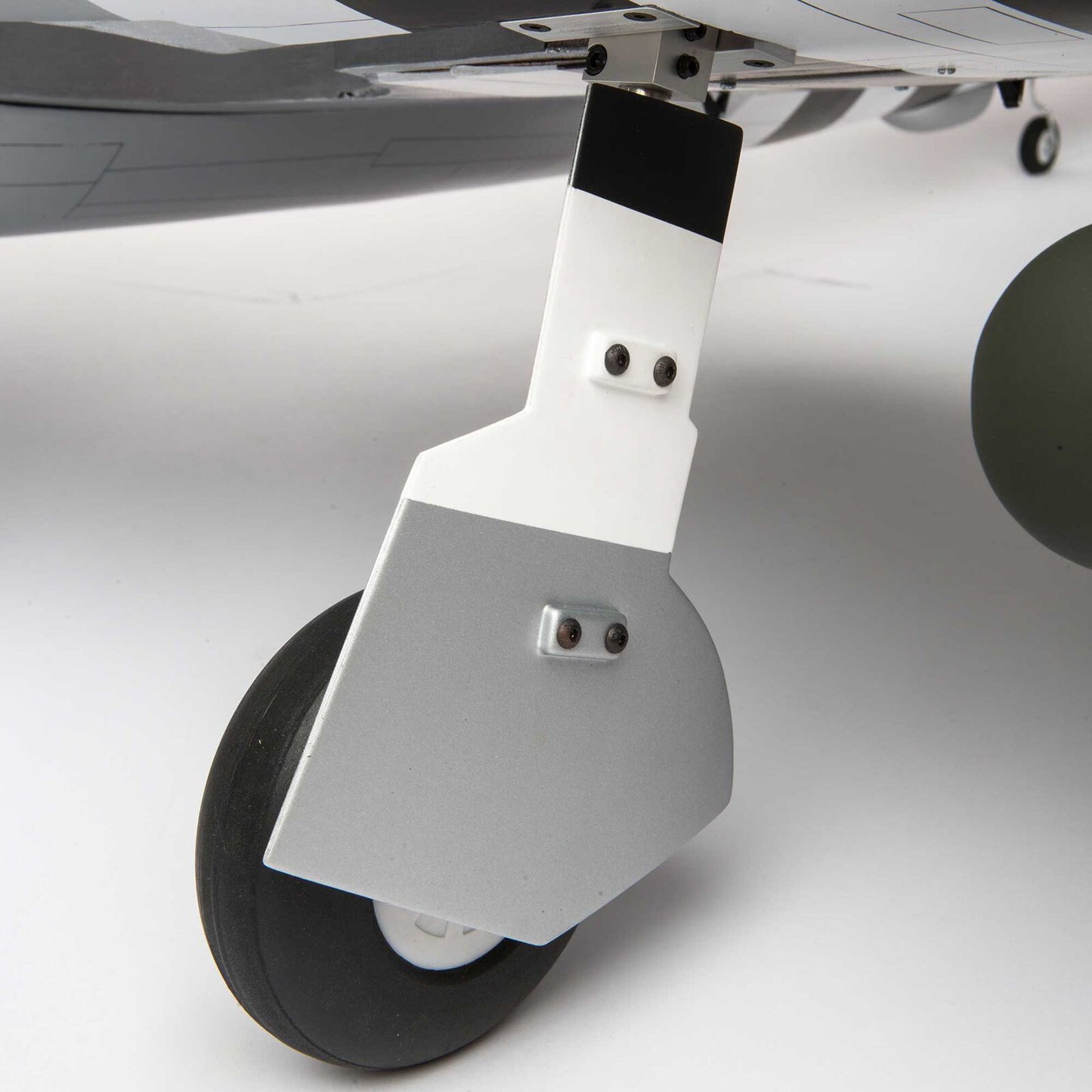 Hangar 9 P-47D Thunderbolt 20cc ARF 1.7m
